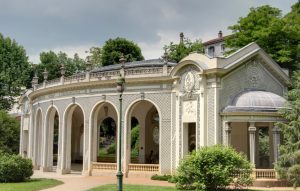 Nicht zu vergessen: die Thermes des Vichy. Die zahlreichen heoßen und kalten Quellen sind eines der Wahrzeichen der Stadt in der Avergne. (#2)