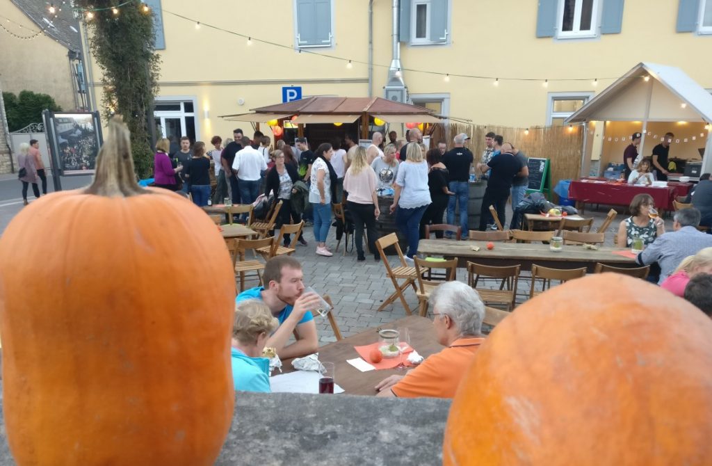 Das Fest des jungen Weines in Gau-Algesheim beginnt gleich am Rande der Innenstadt. Am Johannishof in der Langgasse trifft man die ersten Feiernden.