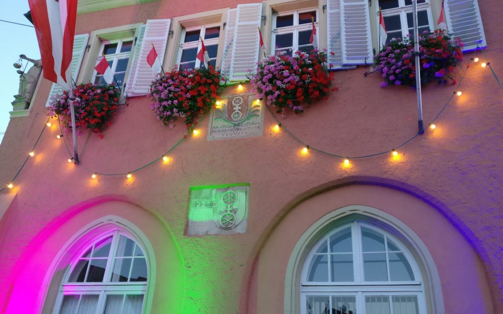 Mit fortschreitendem Kommen des Abends übernimmt das bunte Licht der Lichterketten die Regie. 