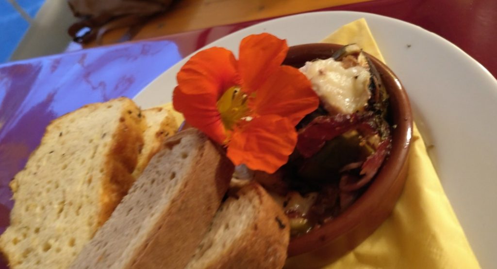 Das Feigentöpfchen. Das reichlich gereichte Brot wird schnell weniger. Es schmeckt einfach zu gut.