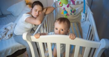 Das Baby will nicht schlafen: Woran es liegt und was Sie tun können