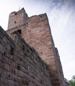 Die Burgruine Hiltpoltstein entbietet ihren Gruß. Nicht weit von Kloster Schwarzenberg in Scheinfeld findet sich hier das Tor zur fränkischen Seenplatte. (#3)