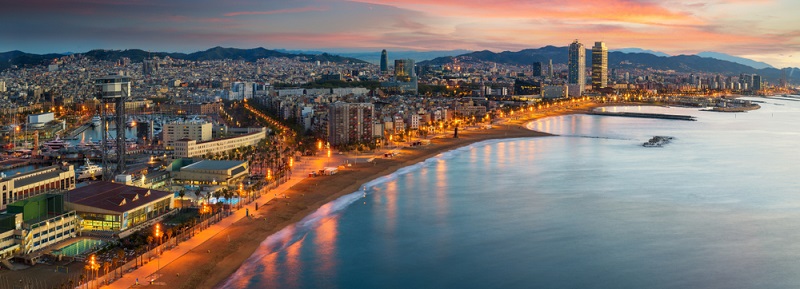 Barcelona liegt direkt an der Mittelmeerküste und besitzt mehrere eigene Stadtstrände. Der beliebteste Strand liegt im Viertel Barceloneta, etwa 20 bis 30 Minuten Fußweg vom Hafen bzw. dem östlichen Ende der Rambla entfernt.