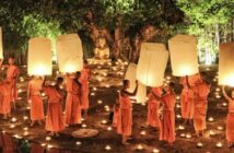 Thailand-Tipps: Unser Foto zeigt das Loy Krathong Festival (ลอยกระทง), das thailändische Lichterfest. Die Mönche setzen traditionell ihre Lichter auf dem Fluß aus, wie hier am Wat Phan Tao Tempel.