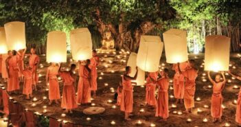 Thailand-Tipps: Unser Foto zeigt das Loy Krathong Festival (ลอยกระทง), das thailändische Lichterfest. Die Mönche setzen traditionell ihre Lichter auf dem Fluß aus, wie hier am Wat Phan Tao Tempel.