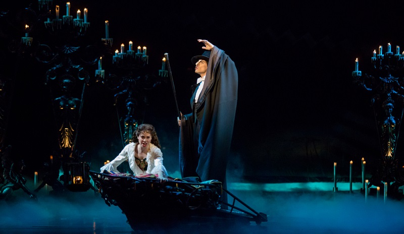 Das Phantom der Oper Im Jahr 1986 uraufgeführt, haben weltweit mehr als 130 Millionen Zuschauer inzwischen das Schauspiel mit der beeindruckenden Musik von Andrew Lloyd Webber gesehen.