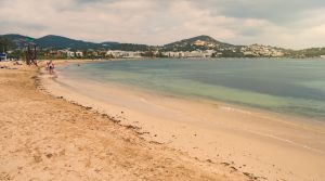 Der Strand Talamanca Beach liegt praktisch direkt an oder in der Stadt Ibiza. Das Glückshotel Ibiza ist hier sicher fußläufig erreichbar. (#2)