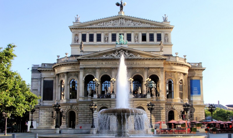 Auch im Kinderopernhaus Frankfurt, das im Opernhaus untergebracht ist, werden jedes Jahr verschiedene Aufführungen für junge Zuschauer inszeniert. 