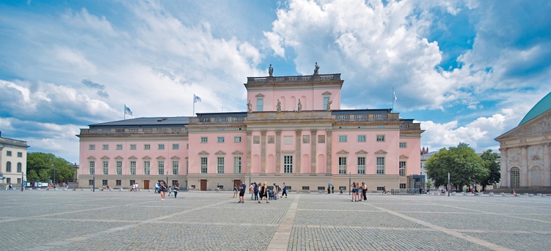 Im berühmten Berliner Opernhaus werden pro Saison drei Kinderopern aufgeführt. 