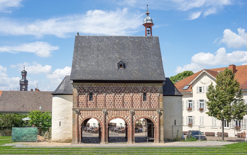 So zum Beispiel das Kloster Lorsch, das einst eine Benediktinerabtei war und zusammen mit dem Kloster Altenmünster zu den wichtigsten Relikten der Romanik bzw. der Vorromanik zählt. (#06)