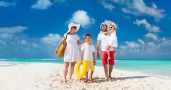 Checkliste: den Urlaub mit Kind und Kegel entspannt angehen und die besten Erlebnisse haben ( Foto: Shutterstock- ravnikovStudio )