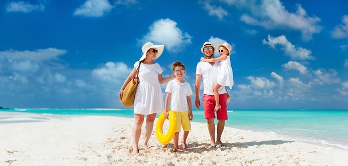 Checkliste: den Urlaub mit Kind und Kegel entspannt angehen und die besten Erlebnisse haben ( Foto: Shutterstock- ravnikovStudio )
