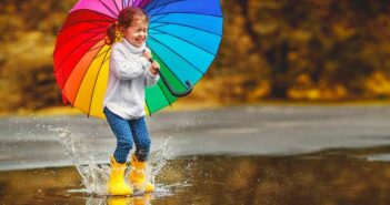 Plitsche, platsche, Regenspaß: Tolle Spielideen im Regen ( Foto: Shutterstock-_Evgeny Atamanenko )