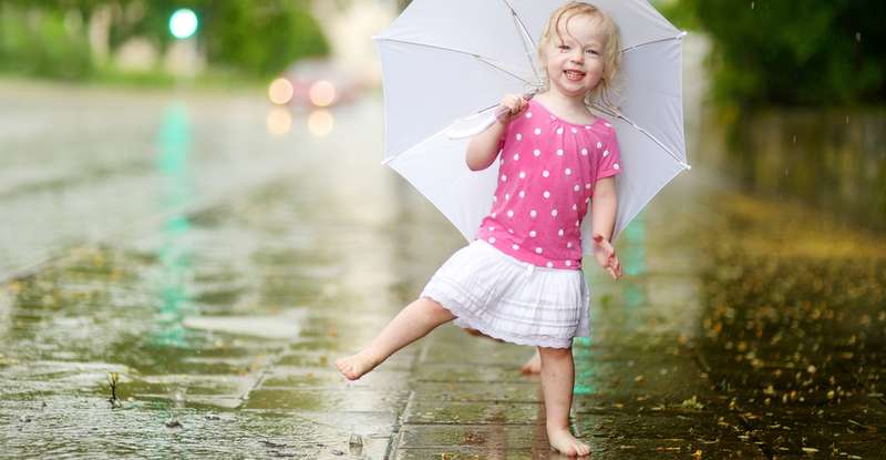 Regen ist für Kinder die beste Gelegenheit, mit viel Spaß die Welt da draußen zu entdecken. ( Foto: Shutterstock- MNStudio)