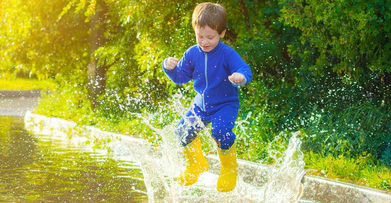 Die Kleinen werden von Wasser magisch angezogen und müssen wissen, wie tief die Pfützen sind. ( Foto: Shutterstock- alenka2194 )
