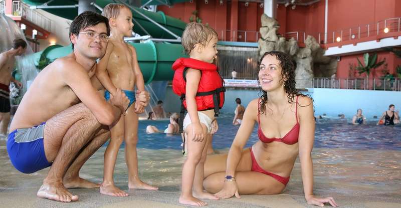 Ob es nun ins Spaßbad geht oder in ein richtiges Schwimmbad, in dem das Schwimmen trainiert werden kann, ist auch vom Alter der Kinder abhängig. ( Foto: Shutterstock-_Pavel L Photo and Video)