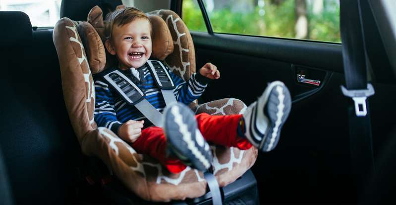 Kindersitze und Systeme zum Transport von Kindern sind bereits ab dem ersten Lebenstag des Kindes sowie ab einem Gewicht von wenigen Kilogramm, wie sie Neugeborene erreichen, erhältlich. ( Foto: Shutterstock David Tadevosian )
