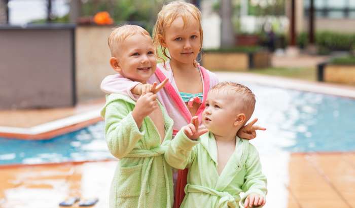Für Kinder muss der perfekte Urlaubs-Bademantel zudem einige wichtige Eigenschaften aufweisen. ( Foto: Adobe Stock- Mangostar )