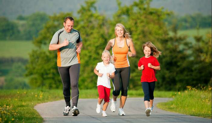 Gemeinsam joggen gehen? Das ist noch ein weiter Weg, wie viele Eltern zu recht vermuten. ( Foto: Adobe Stock -  Kzenon ) 