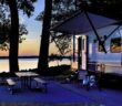 Campingreisen: Auf dieses Campingzubehör sollten Camper & Wohnmobilisten nicht verzichten ( Foto: Adobe Stock - dvande )