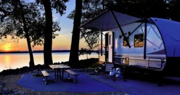 Campingreisen: Auf dieses Campingzubehör sollten Camper & Wohnmobilisten nicht verzichten ( Foto: Adobe Stock - dvande )
