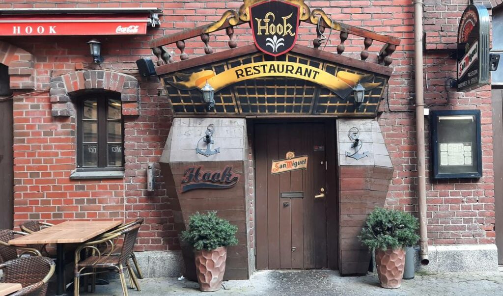 Das "Hook" in der Kehräsaari 101, 33200 Tampere. (Fast) alles, was amerikanische und spanische Küche zu bieten hat, gibt es hier. Der Renner sind die Chicken Wings und Soßen und Dips. Maximaler Schärfegrad: "Suicide"