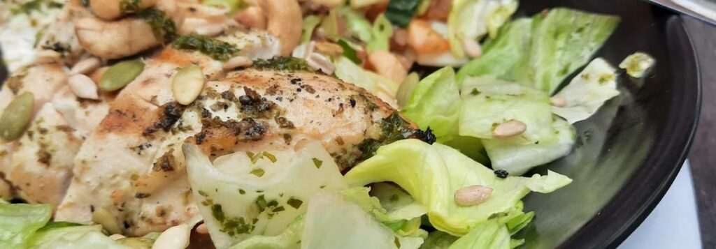 Die Chicken Breast auf dem Salat. Den Salat kann man getrost vergessen. Die Hühnerteile sind sehr gut.