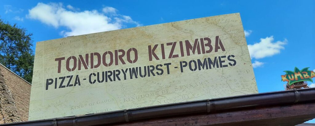 Schnelles Essen im Serengeti Park Hodenhagen: Das Tondoro Kizimba liegt etwas abseits und hat weniger Andrang. Hier gabs nach ner halben Stunde bereits Fritten, Chicken Nuggets und Pizza.