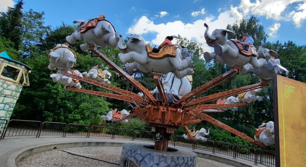 Tembo - die Welt der "fliegenden Elefanten". Die Fahrgeschäfte im Serengeti Park Hodenhagen tragen klangvollen Namen.