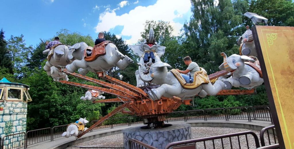 Tembo - die Welt der "fliegenden Elefanten". Die Fahrgeschäfte im Serengeti Park Hodenhagen tragen klangvollen Namen.