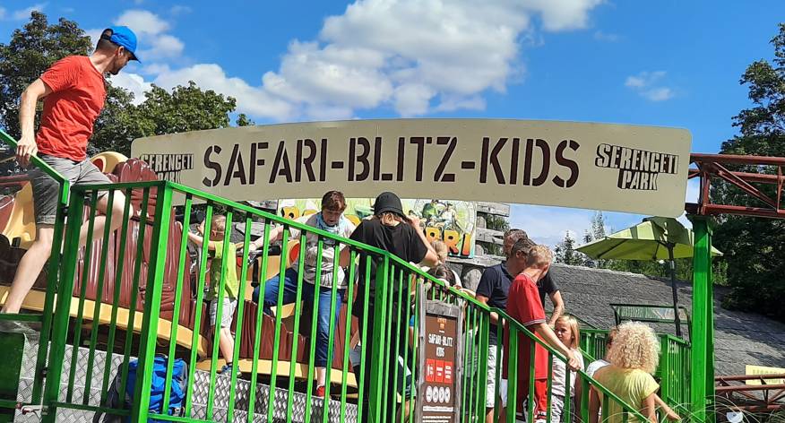 Schöne Bilder aus dem Serengeti Park Hodenhagen: Die Kinder-Achterbahn "Safari-Blitz-Kids"