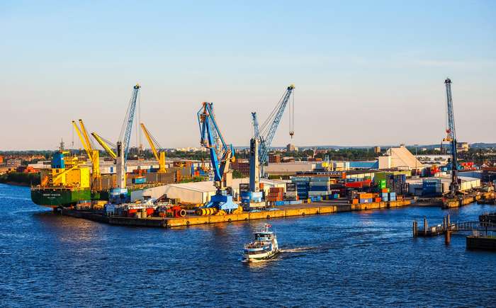 Der Hamburger Hafen ist weltberühmt, weil er zu den größten Umschlagplätzen gehört. ( Foto: Adobe Stock - Claudio Divizia )