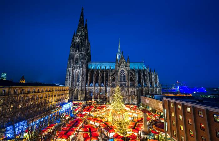 Der Kölner Weihnachtsmarkt ist zwar nicht ganz so alt wie die Stadt selbst, die im Jahr 1248 mit der Grundsteinlegung gegründet wurde. (Foto: Adobe Stock-engel.ac)