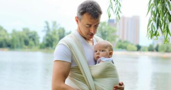 Unterwegs mit Baby – Von Tragetuch, Babytrage und Kinderwagen (Foto: Adobe Stock-Andrey Bandurenko)