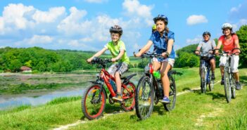 Radtouren mit Kindern: Die Welt vom Fahrradsattel aus entdecken (Foto: Adobe Stock- ARochau )