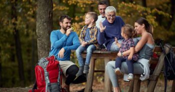 Sparen bei Familienausflügen: Tipps für den budgetfreundlichen Urlaub mit Kindern! ( Foto: Adobe Stock-luckybusiness)