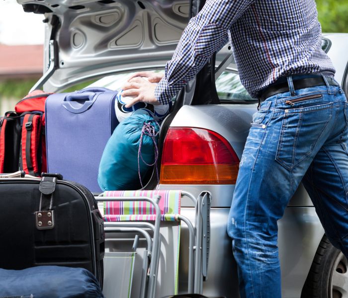 Die Familie kann den Urlaub nicht wie geplant antreten, da der Kofferraum nicht ausreichend groß ist. (Foto: AdobeStock - Photographee.eu 124069657)