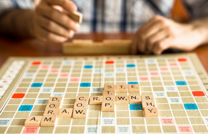 Ein Scrabble-Spiel kann mit verschiedenen Strategien gewonnen werden.  ( Foto: Adobe Stock-  Visualmind)_