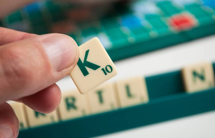 Beim Spielen des beliebten Wortspiels Scrabble richtet sich alles auf die Punkte aus.  ( Foto: Adobe Stock- pixarno)