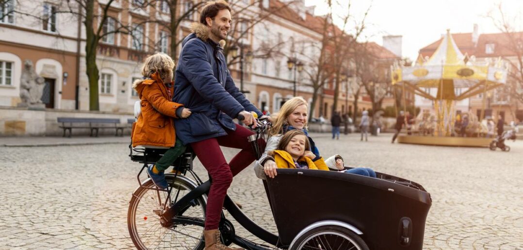 Familienausflüge mit dem Lastenrad: Darauf sollten Eltern beim Kindertransport achten ( Foto: Adobe Stock-pikselstock)