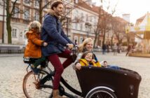 Familienausflüge mit dem Lastenrad: Darauf sollten Eltern beim Kindertransport achten ( Foto: Adobe Stock-pikselstock)