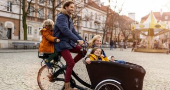 Familienausflüge mit dem Lastenrad: Darauf sollten Eltern beim Kindertransport achten ( Foto: Adobe Stock-pikselstock)