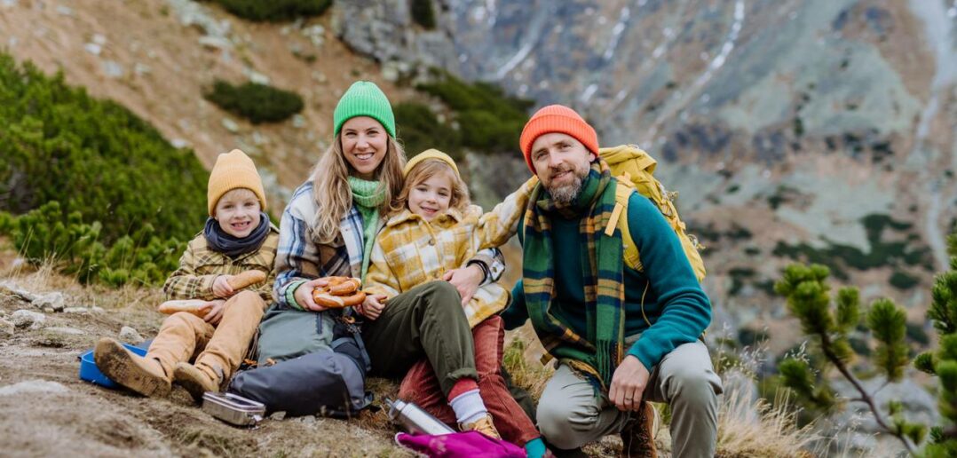 Wandern mit Kindern: Was wichtig ist und was unbedingt mit auf die Tour gehört (Foto: AdobeStock - 626909311 Halfpoint)