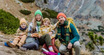 Wandern mit Kindern: Was wichtig ist und was unbedingt mit auf die Tour gehört (Foto: AdobeStock - 626909311 Halfpoint)