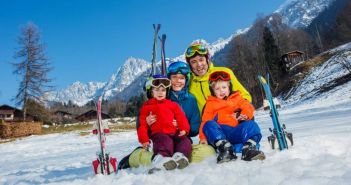 Spar-Tipps für deinen Skiurlaub: Geld sparen beim Skifahren (Foto: AdobeStock 617927202 Sergey Novikov)