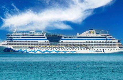 Spektakuläre Lichtshow: Aida und MSC beeindrucken im Hafen (Foto: AdobeStock 676543544_ralf)