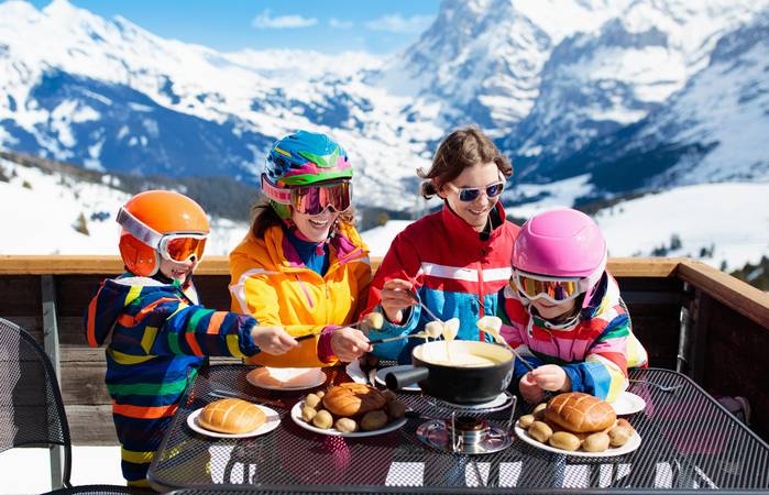 Nicht jede Familie kann es sich leisten, auf einer Hütte zu speisen. Die Schweiz bietet auch andere Möglichkeiten. (Foto: AdobeStock - 233973843 famveldman)