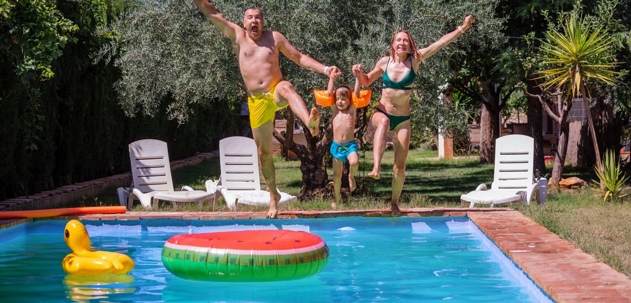 Alles für den Sommer mit der Family: Erholung im Pool und Planschbecken