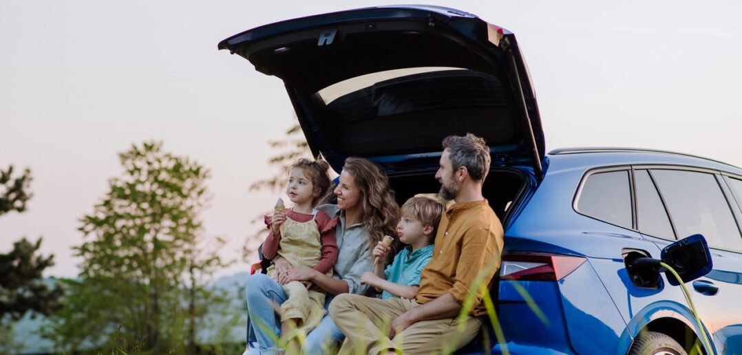So klappt die entspannte Fahrt mit dem E-Auto in den Familienurlaub. (Foto: AdobeStock_612385388 Halfpoint)