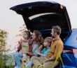 So klappt die entspannte Fahrt mit dem E-Auto in den Familienurlaub. (Foto: AdobeStock_612385388 Halfpoint)